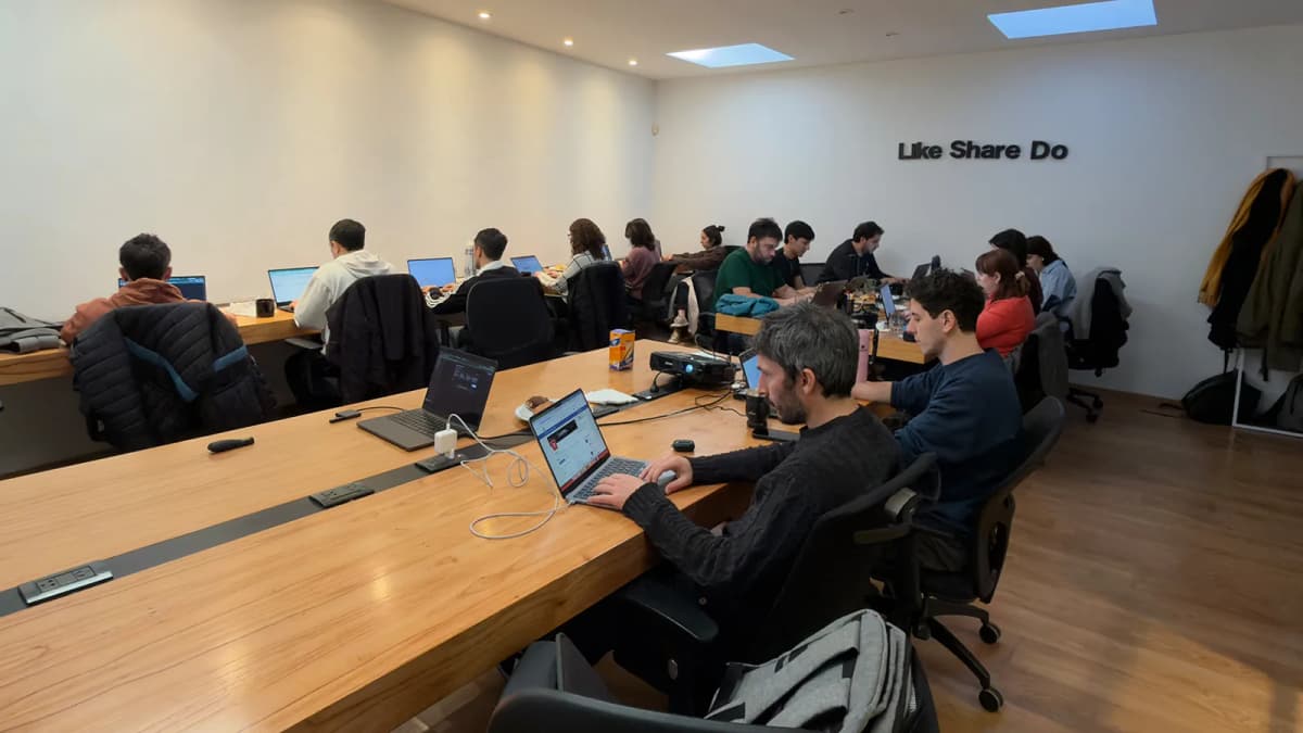 Equipo de Amplifica capacitándose en inteligencia artificial aplicada a la producción creativa