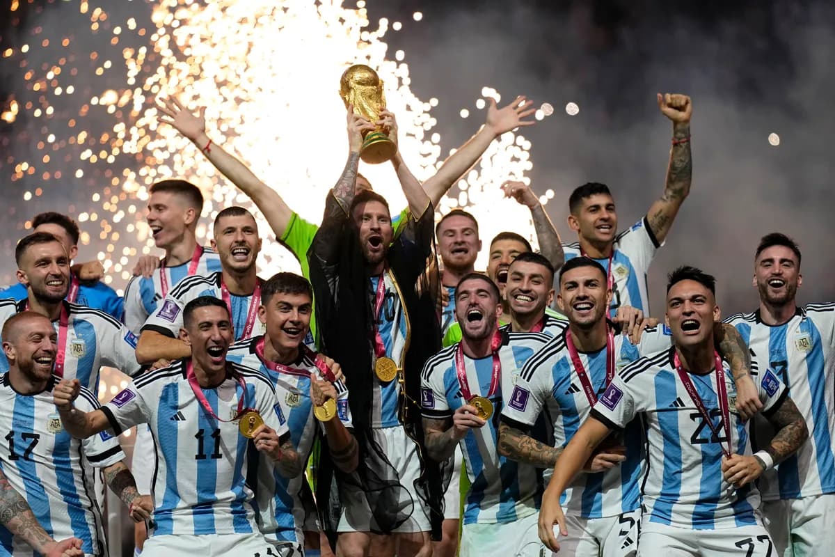La Selección Argentina levantando la Copa del Mundo en Qatar 2022 — Messi con el trofeo y el equipo celebrando