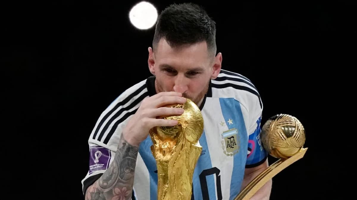 Lionel Messi besando la Copa del Mundo FIFA en Qatar 2022