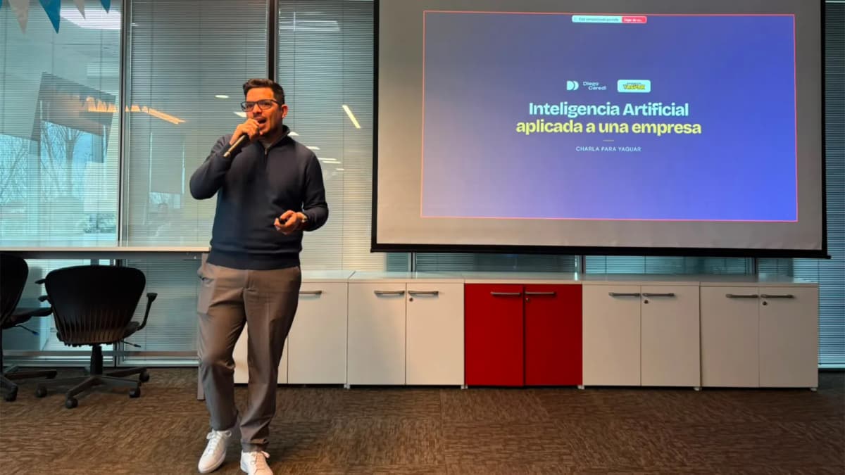 Diego Ceredi capacitando en inteligencia artificial a los equipos de Supermercados Mayoristas Yaguar en Villa Adelina, Buenos Aires — julio de 2026