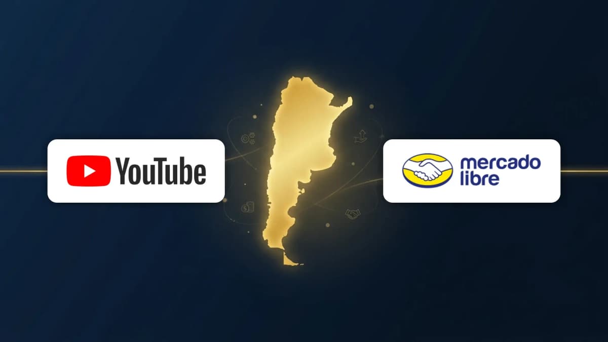 Logo de YouTube a la izquierda y logo de Mercado Libre a la derecha, unidos por la silueta dorada del mapa de Argentina sobre fondo navy — portada de YouTube Shopping con Mercado Libre en Argentina