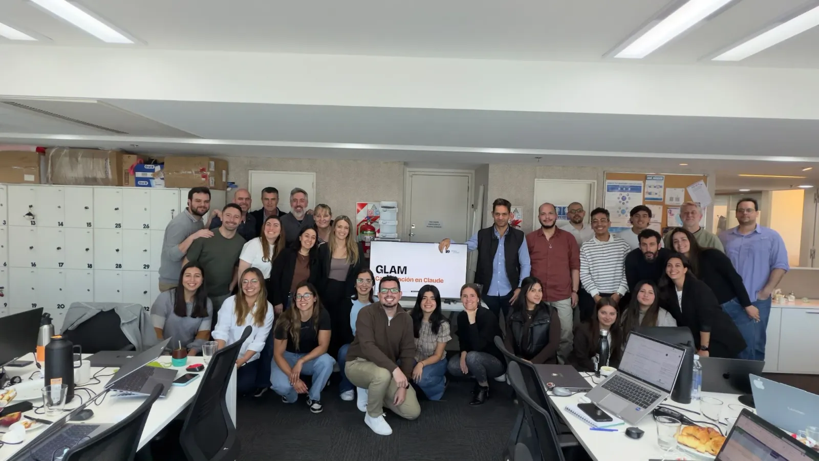 GLAM Distribuciones — Cómo implementé Claude Team en GLAM Distribuciones y capacité a 30 personas de todas las áreas —dirección incluida— en 2 jornadas