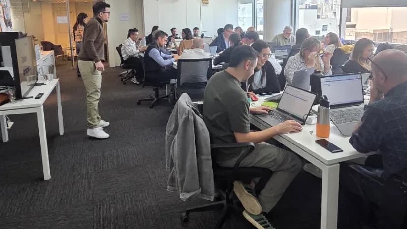 Participantes de GLAM Distribuciones trabajando con Claude en sus notebooks durante la capacitación