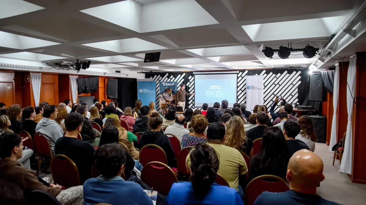 Diego Ceredi dando la charla IA, Agentes y Negocios en CICECH, Trelew — Mayo 2026
