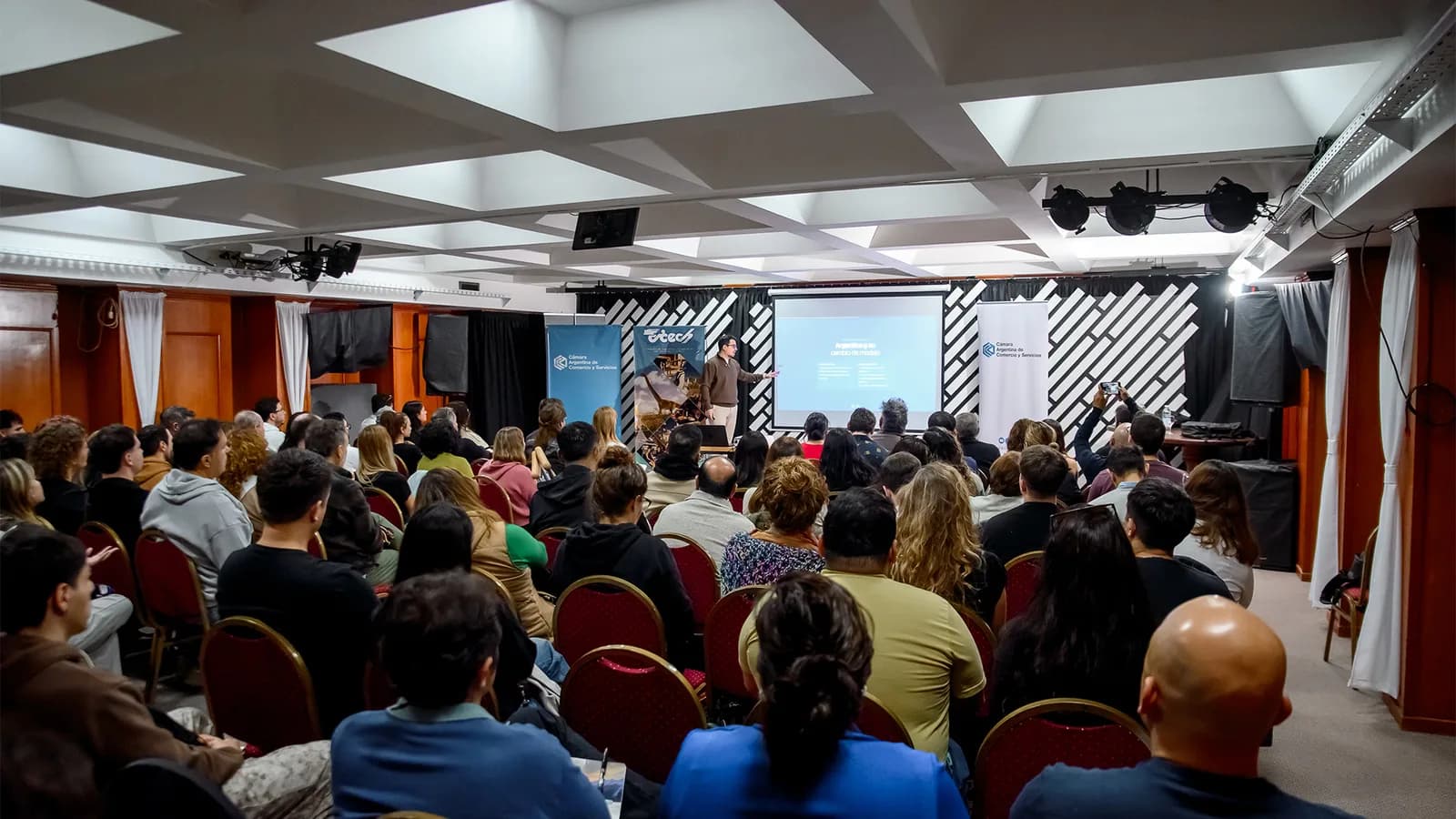 Diego Ceredi dando la charla IA, Agentes y Negocios en CICECH, Trelew — Mayo 2026
