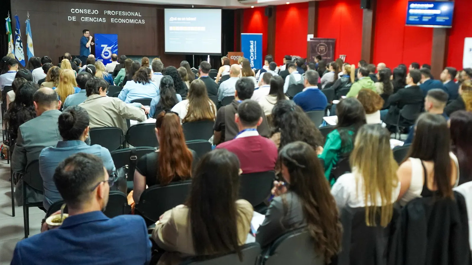 Más de 140 jóvenes profesionales en Ciencias Económicas en el auditorio del CPCE Chaco durante la charla de IA de Diego Ceredi, en Resistencia — 19 de septiembre de 2026