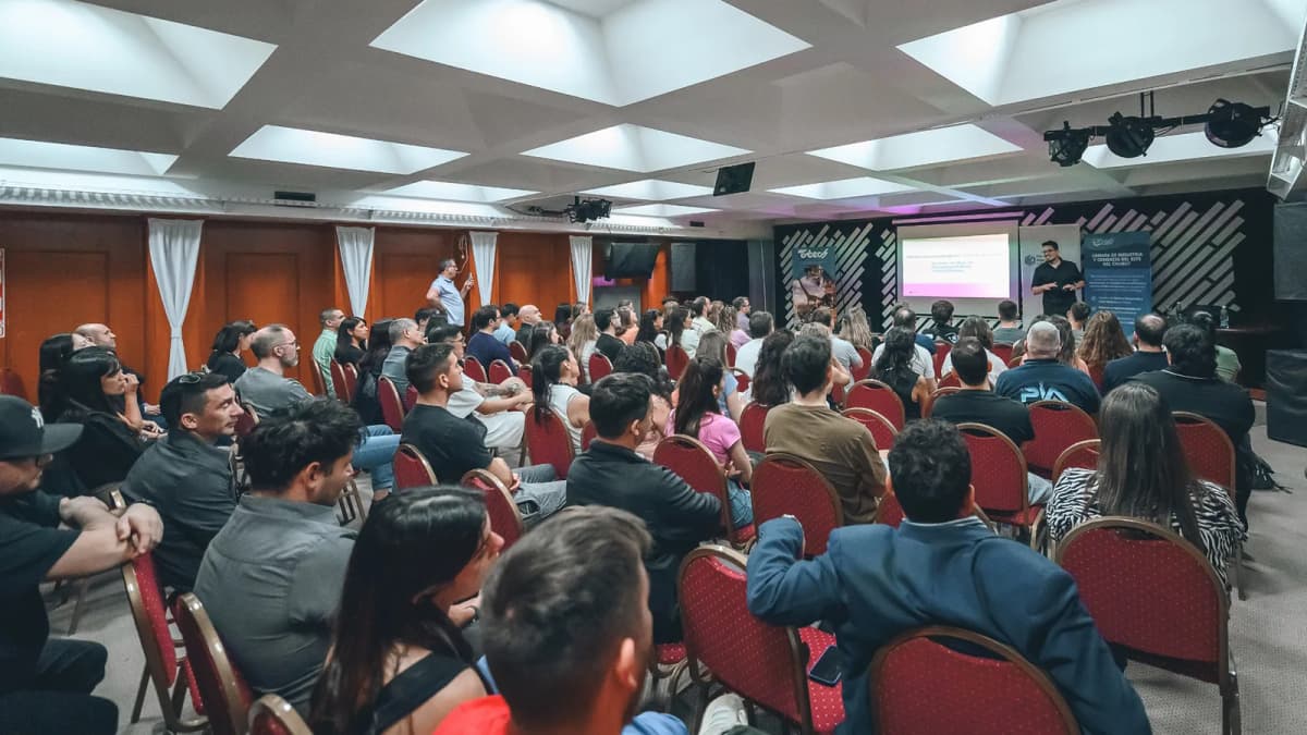 Diego Ceredi como speaker invitado en CICECH sobre IA, ventas y contenido, Trelew — Octubre 2025