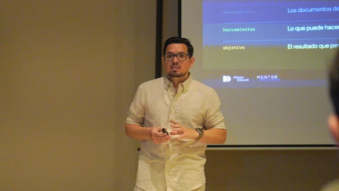 Diego Ceredi explicando de qué está hecho un agente de IA ante los gerentes del Taller IA para Gerentes de Mentor.ia, en el Hotel TRYP de Asunción — 27 de octubre de 2026