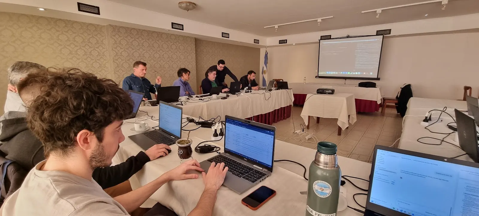 Participantes de TRANSPA con sus notebooks durante una jornada de capacitación en Claude Enterprise, septiembre de 2026