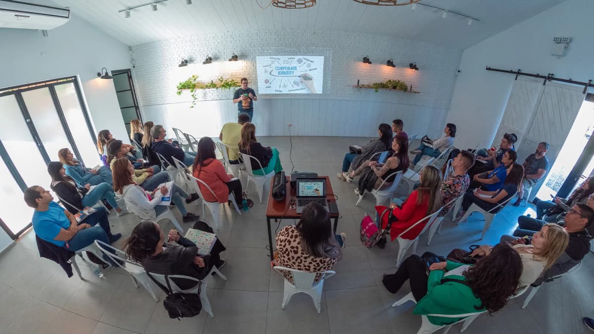 Diego Ceredi dando el workshop Potencia tus Redes Sociales en Tercer Tiempo, Trelew — Noviembre 2022