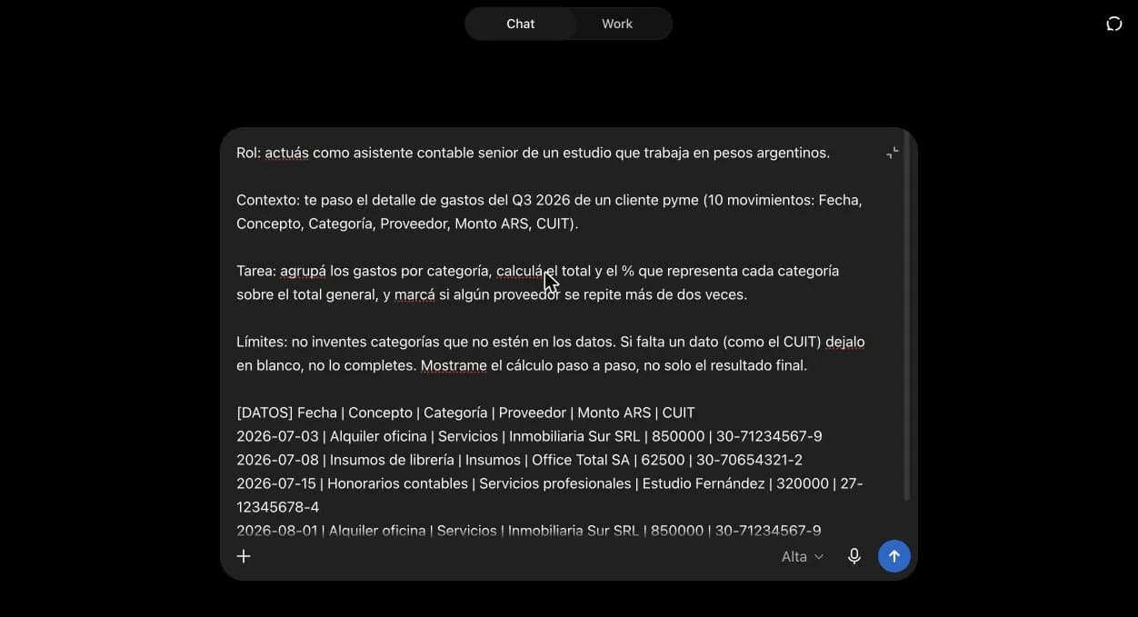 Prompt en ChatGPT con las cuatro partes explícitas: Rol, Contexto, Tarea y Límites, seguido de un bloque de datos tabulares de gastos.