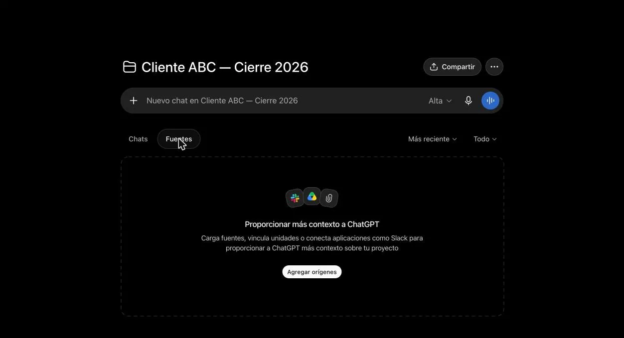 Vista interna de un proyecto de ChatGPT en la pestaña Fuentes, con el mensaje "Proporcionar más contexto a ChatGPT: carga fuentes, vincula unidades o conecta aplicaciones como Slack".