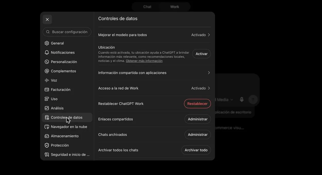 Pantalla "Controles de datos" de ChatGPT con "Mejorar el modelo para todos: Activado" en la primera fila, más Ubicación, Información compartida con aplicaciones y Acceso a la red de Work.