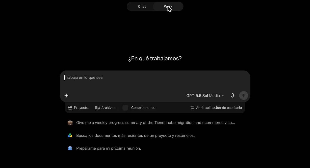 Pantalla del modo Work de ChatGPT con el título "¿En qué trabajamos?", la barra de accesos a Proyecto, Archivos, Complementos y Abrir aplicación de escritorio, y ejemplos de uso.