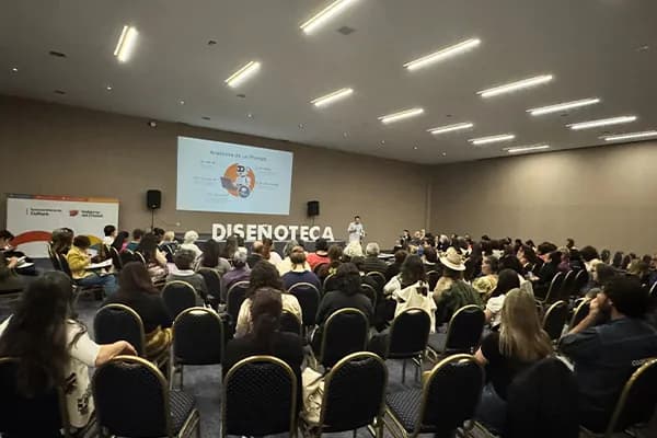 Audiencia ejecutiva en una conferencia de IA dictada por Diego Ceredi