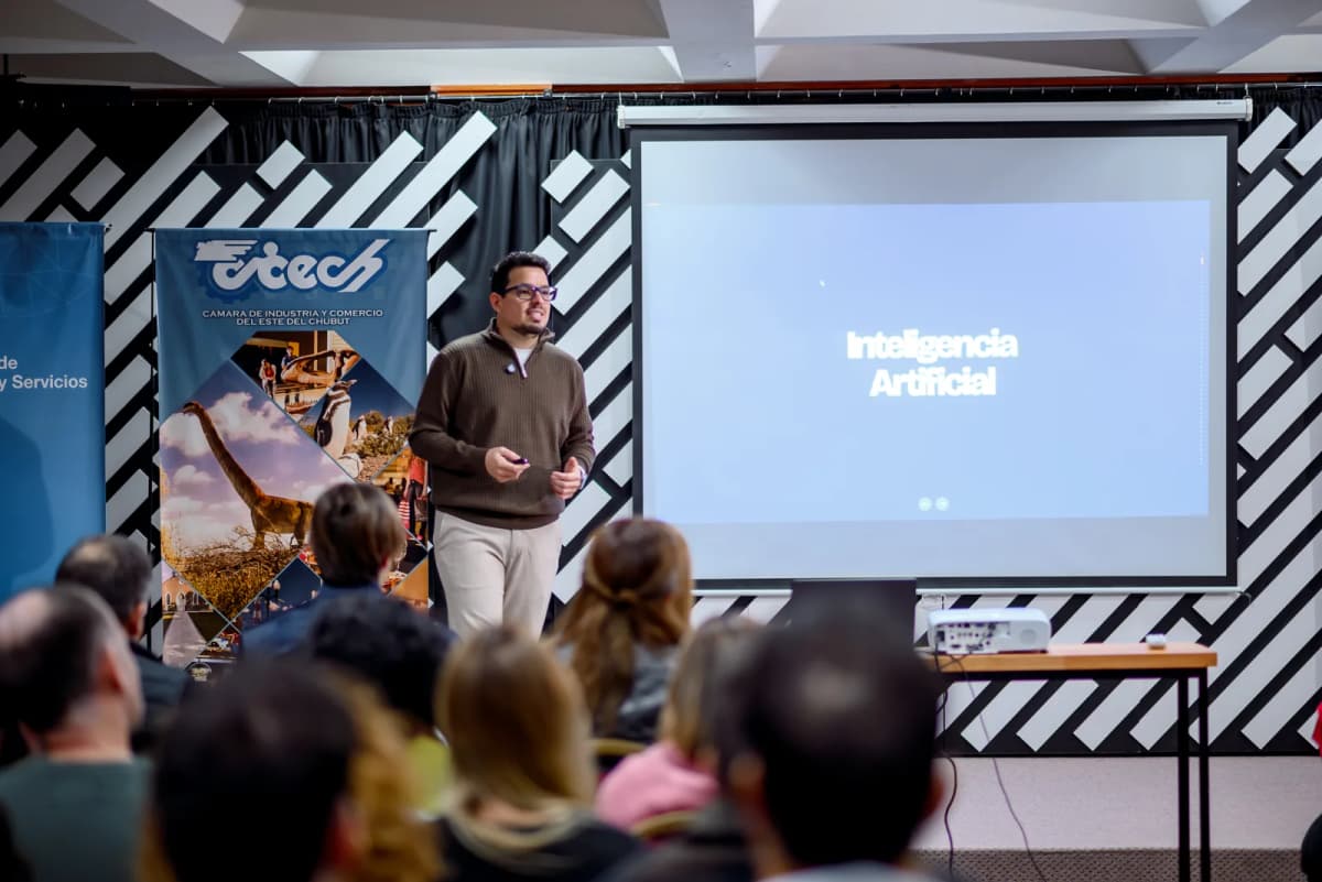 Diego Ceredi presentando sobre Inteligencia Artificial en un evento corporativo en Argentina