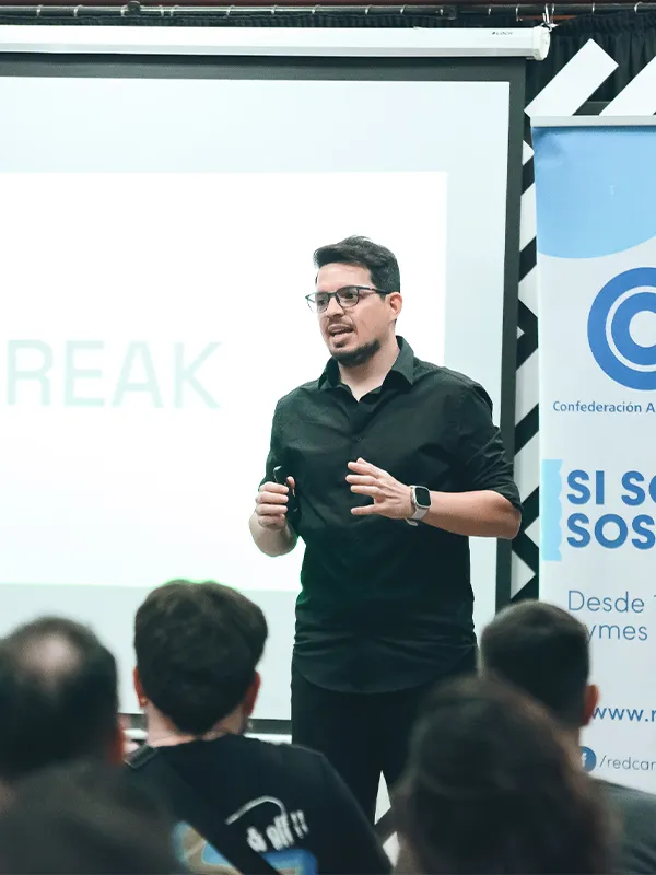 Diego Ceredi como keynote speaker de IA hablando frente a empresarios