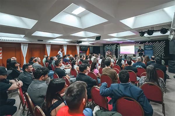 Diego Ceredi dictando un workshop sobre inteligencia artificial en escenario